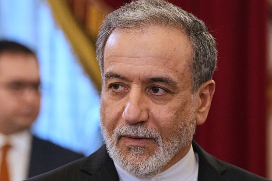 Der iranische Außenminister Abbas Araghtschi (63) sieht den Iran weiter in Verhandlungen mit den USA.