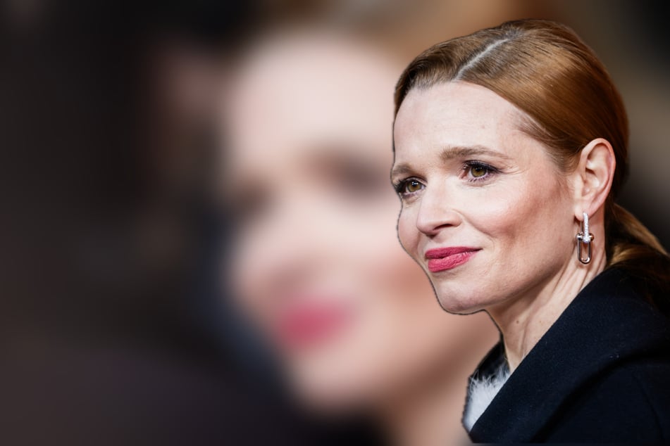 Karoline Herfurth revela: Divertidos contratiempos en la alfombra roja y hábitos secretos
