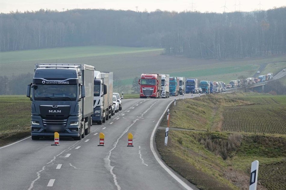 Die B101 musste komplett gesperrt werden. Es bildete sich ein langer Stau.