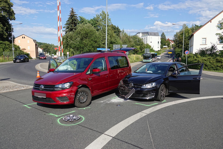 In Freital krachten am späten Dienstagnachmittag zwei VW-Fahrer im Kreisverkehr zusammen.