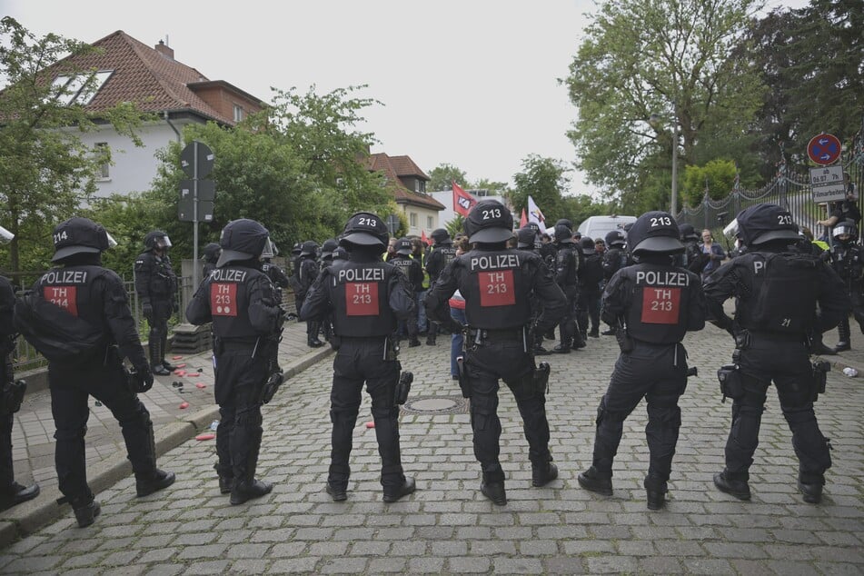 Die Polizei hat in der Cyriakstraße in Erfurt - unweit des Messegeländes - Demonstranten festgesetzt.
