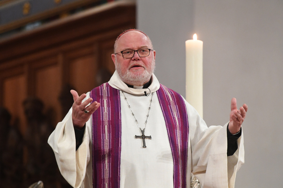 Der Vorsitzende der Deutschen Bischofskonferenz, Reinhard Kardinal Marx, spricht beim Ökumenischen Gottesdienst zum Gedenken der Toten im Mittelmeer im Münchner Dom.