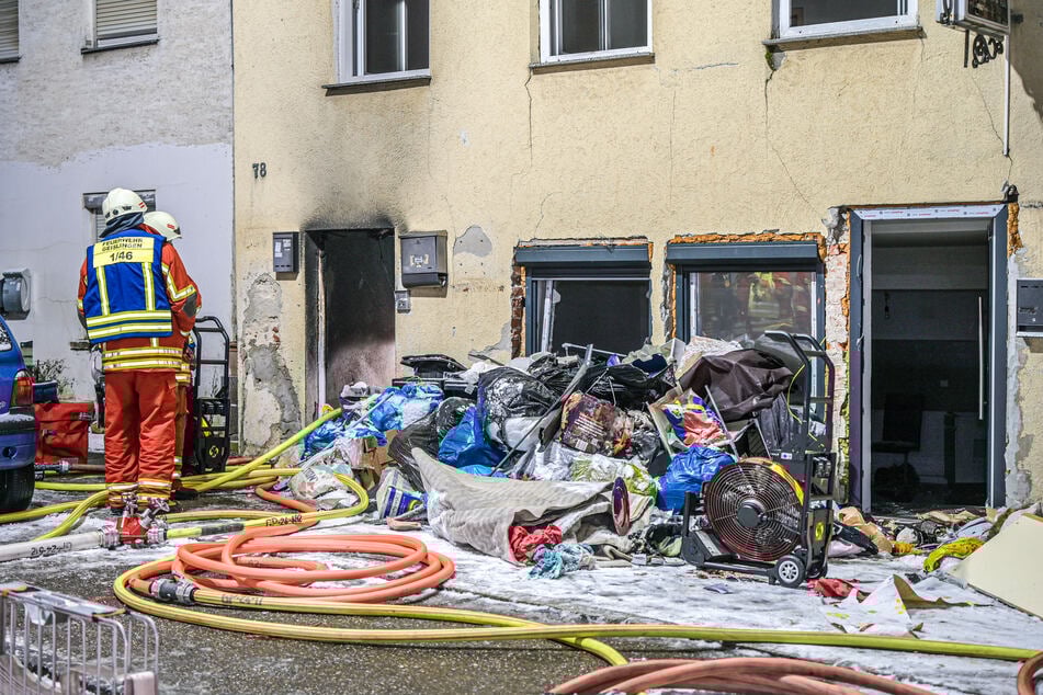 Eine mutmaßliche Brandstifterin zündete offenbar Müll und Verpackungsmaterial in zwei Hauseingängen an.