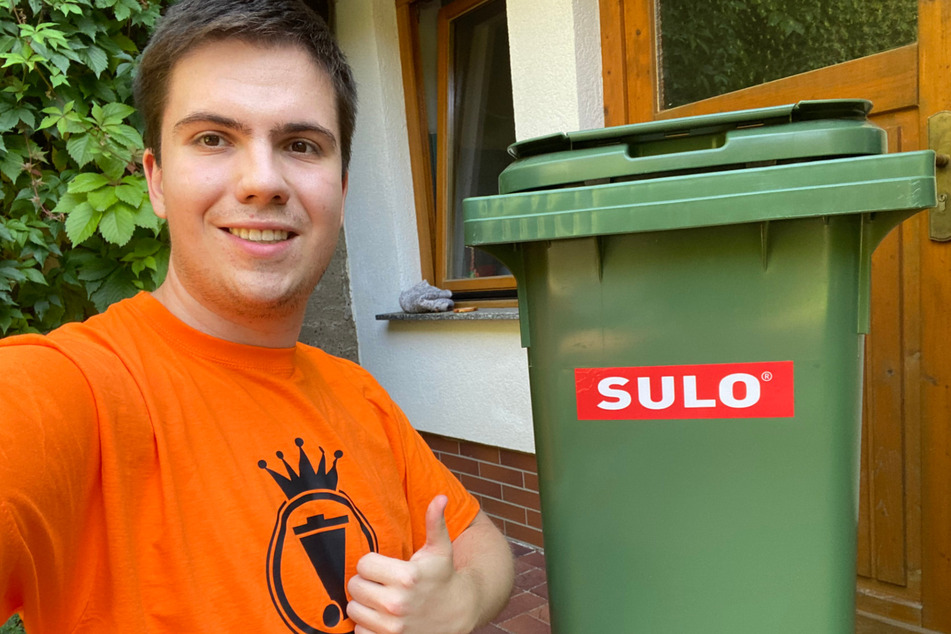 Was lange währt, wird endlich gut: Alexander und seine neue 140 Liter-Mülltonne.