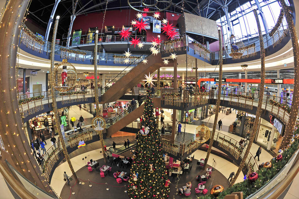 In der Galerie Roter Turm und der gesamten Innenstadt haben die Geschäfte diesen Sonntag geöffnet.