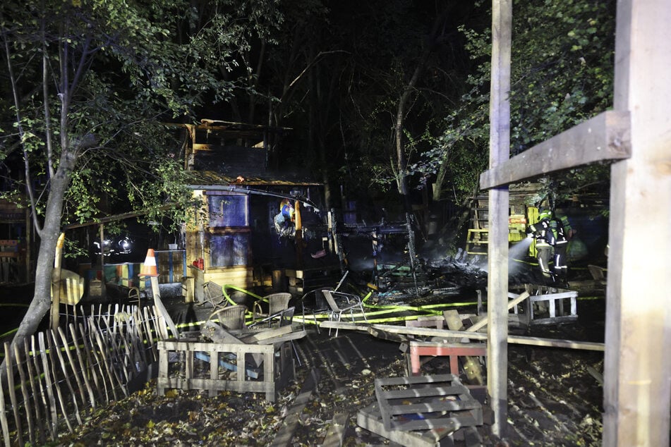 Die Flammen zerstörten auf dem Spielgelände eine Hütte sowie mehrere Geräte.