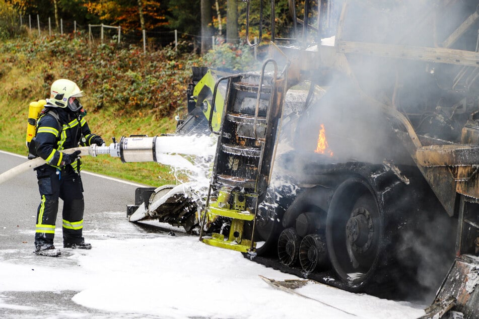 Brand eines Feldhäckslers sorgt für stundenlange Sperrung und 700.000 Euro Schaden