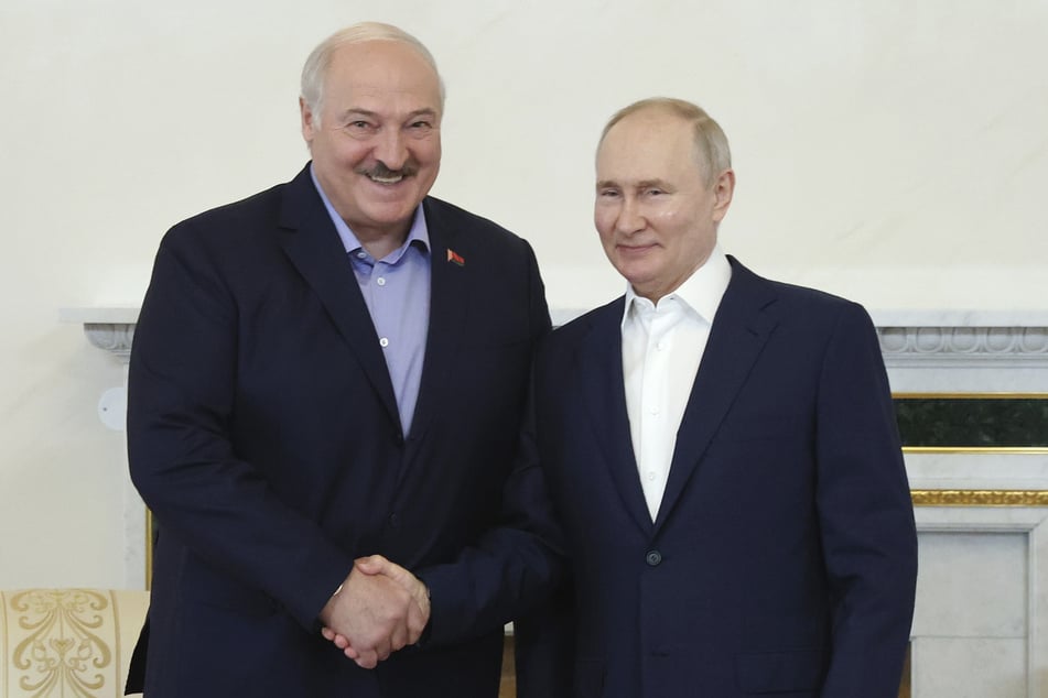 Alexander Lukaschenko (l.) traf bei Wladimir Putin ein.