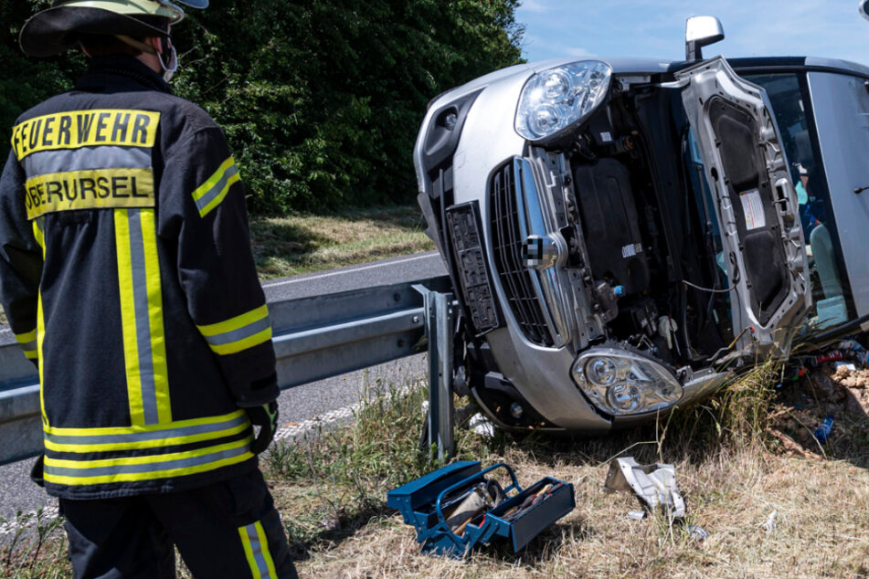 Ein Transporter überschlug sich und blieb neben der Fahrbahn auf der Fahrerseite liegen.