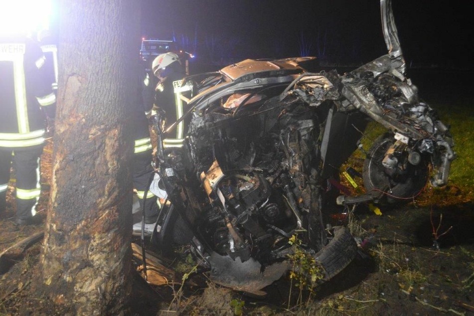 Der Wagen krachte gegen einen Baum.