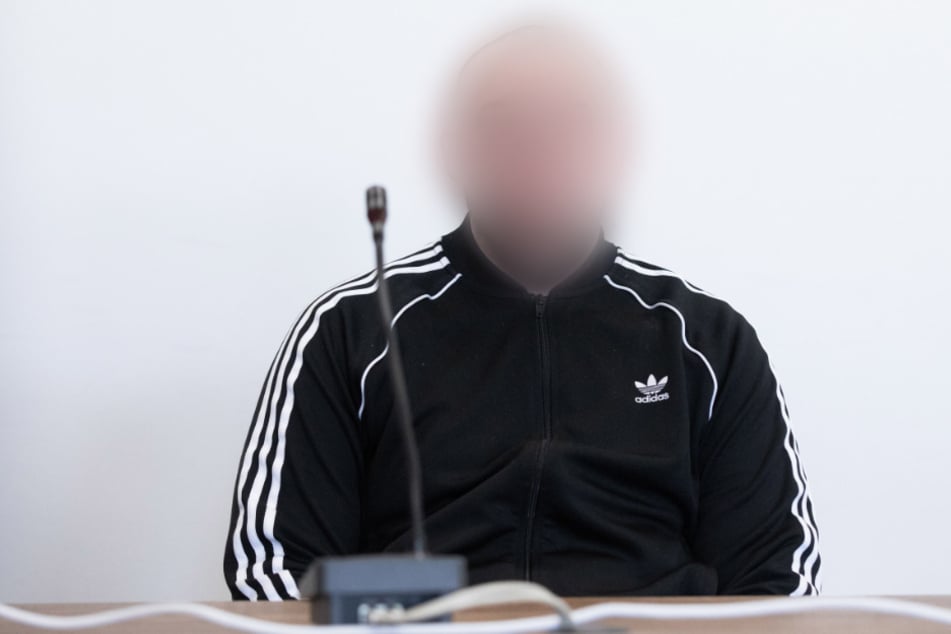 Der Angeklagte sitzt in einem Gerichtssaal des Kölner Landgerichts. (Archivbild)