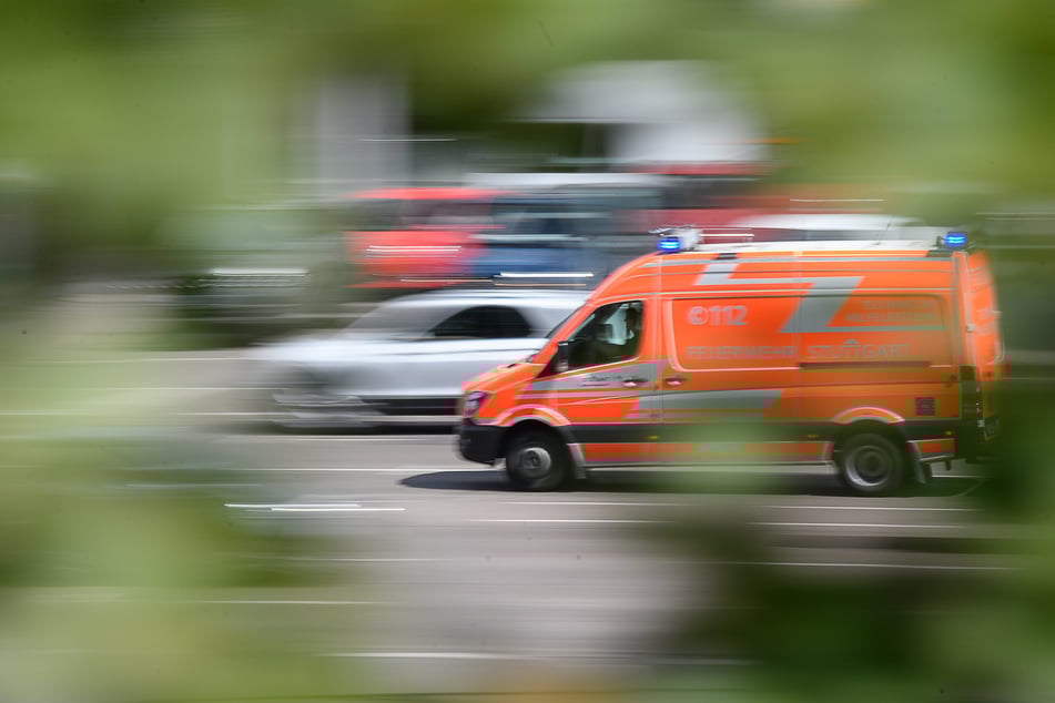Ein Rettungswagen brachte die Seniorin ins Krankenhaus. (Symbolbild)