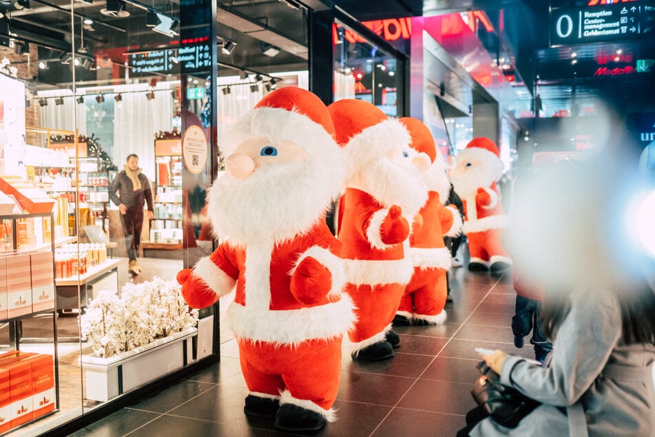 Die Big Santa Parade in den Höfen am Brühl Leipzig.