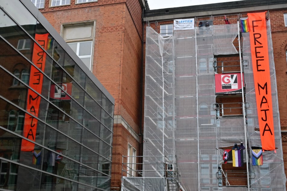 Die Gruppe rollte Banner am Kieler Landtag aus. Sechs von ihnen wurden von der Polizei vom Gerüst geholt.