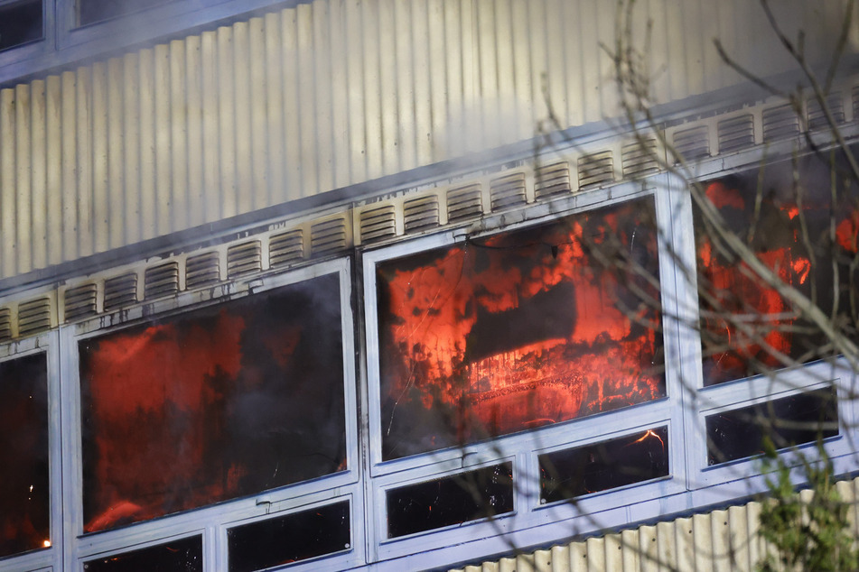 Als die Chemnitzer Feuerwehr eintraf, schlugen die Flammen schon aus den Fenstern.