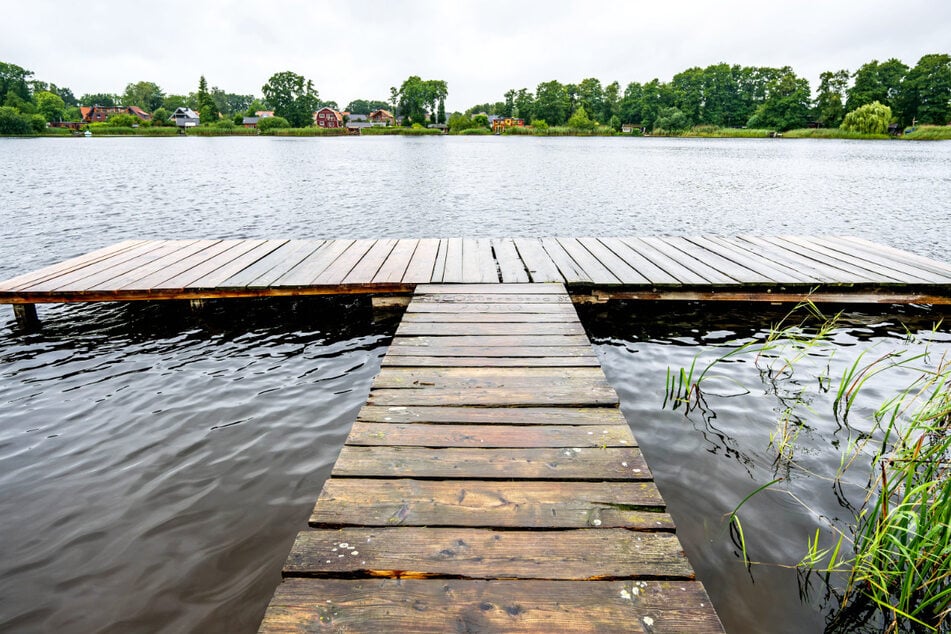 Schwimmen im Badesee ist im Sommer für viele Menschen ein Vergnügen, doch es drohen dabei auch tückische Gefahren. (Archivbild)