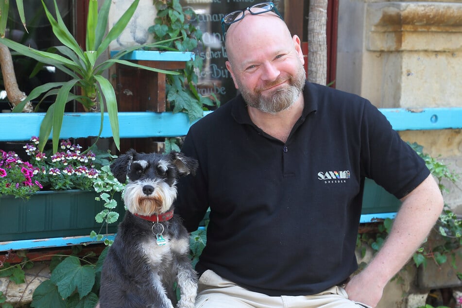 Frieda mit Herrchen Ralf Liebscher (51) vor der Bar "Saxxim" in der Görlitzer Straße.