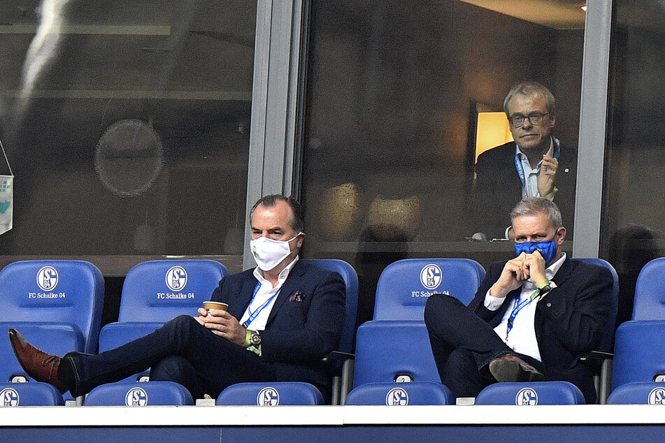 Schwere Zeiten. Schalke-Boss Tönnies (l), der momentan auch wegen des Corona-Skadals in Gütersloh stark unter Druck steht, neben Aufsichtsrat Jens Buchta (r). In der Loge Peter Peters.