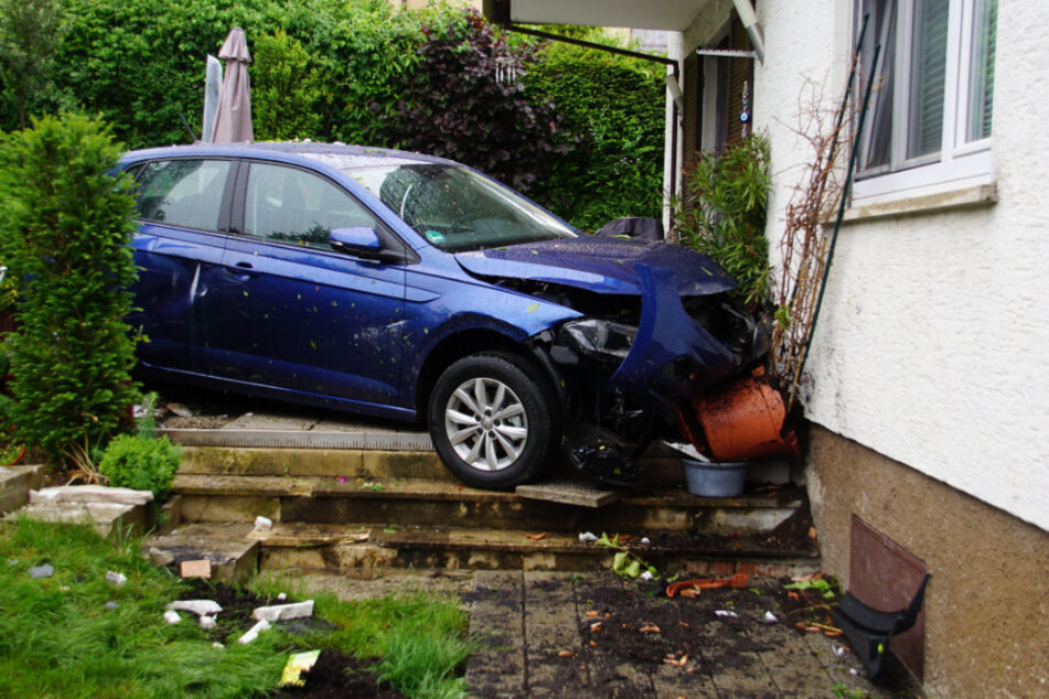 Das Auto kam an der Hauswand zum Stehen.