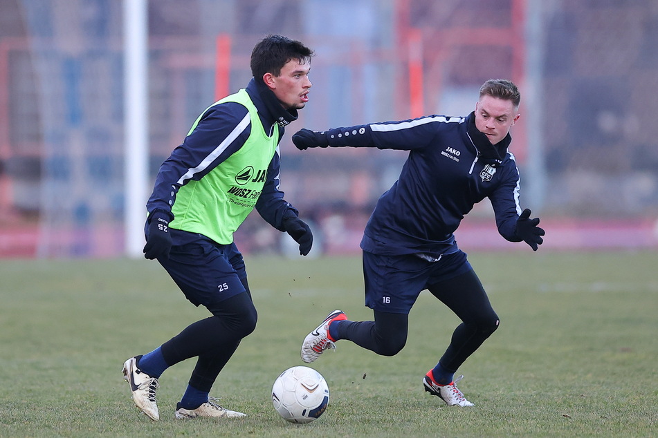 Der Konkurrenzkampf ist groß, daher geht es im Training beim CFC ordentlich zur Sache - wie hier zwischen Roman Eppendorfer (21, l.) und Manuel Reutter (23).