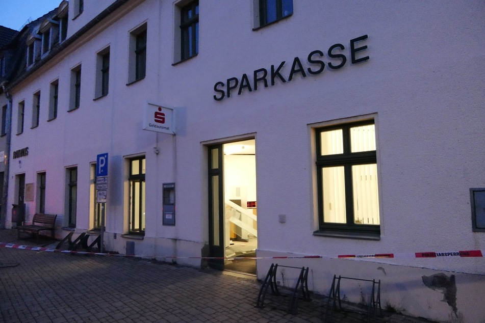 In der Nacht von Donnerstag auf Freitag brachen unbekannte Täter in die Sparkasse in der Unteren Hauptstraße in Mutzschen ein.
