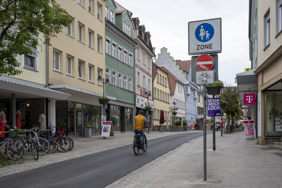 Der Radler war an der Monheimer Fußgängerzone mit dem Kind (2) zusammengestoßen. (Symbolbild)