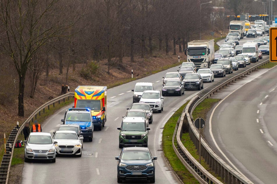 Links im Bild sind die drei Autos zu sehen, die aufeinander gefahren waren.