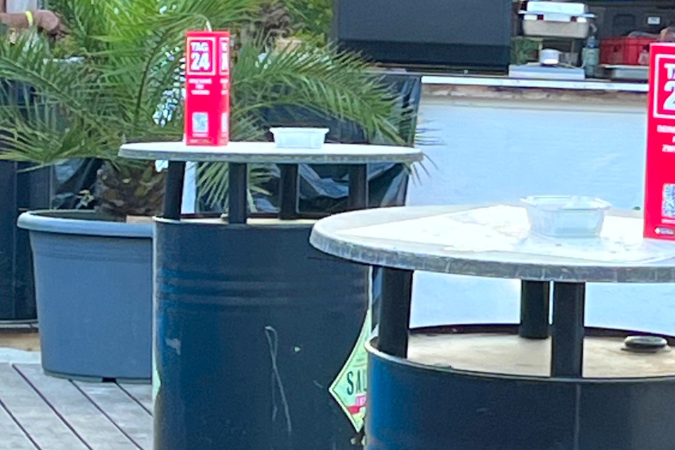 An diesen stylischen Tischen könnt Ihr entspannt Eure Drinks genießen.