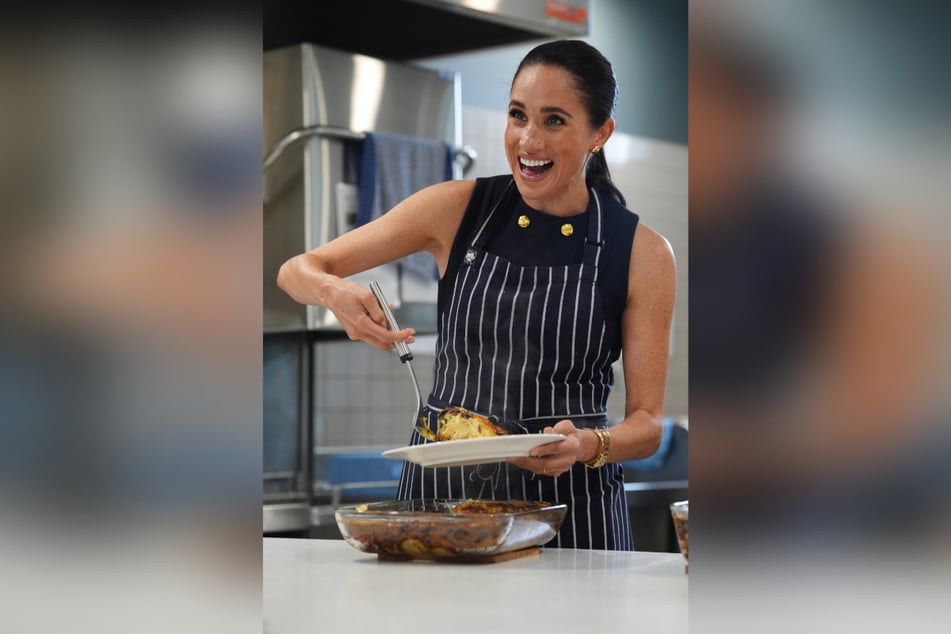 Herzogin Meghan (44) verköstigt gern andere, wie hier in einer Suppenküche in Melbourne.