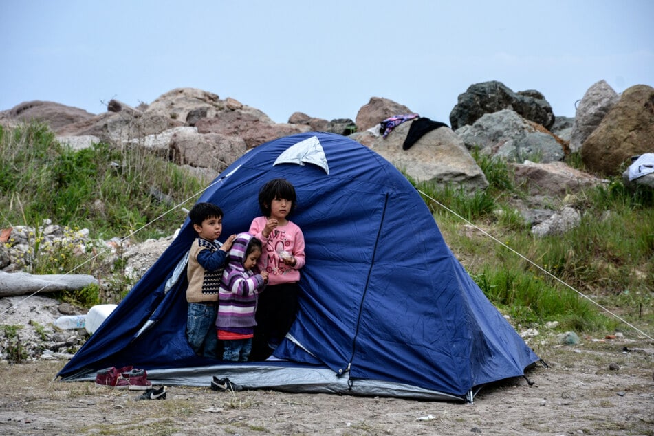 Kinder stehen vor einem Zelt im Dorf Petra auf der nordöstlichen Ägäisinsel Lesbos. (Archivbild)