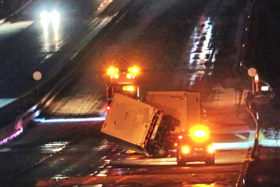 Ein Teil des Lastwagens kippte.
