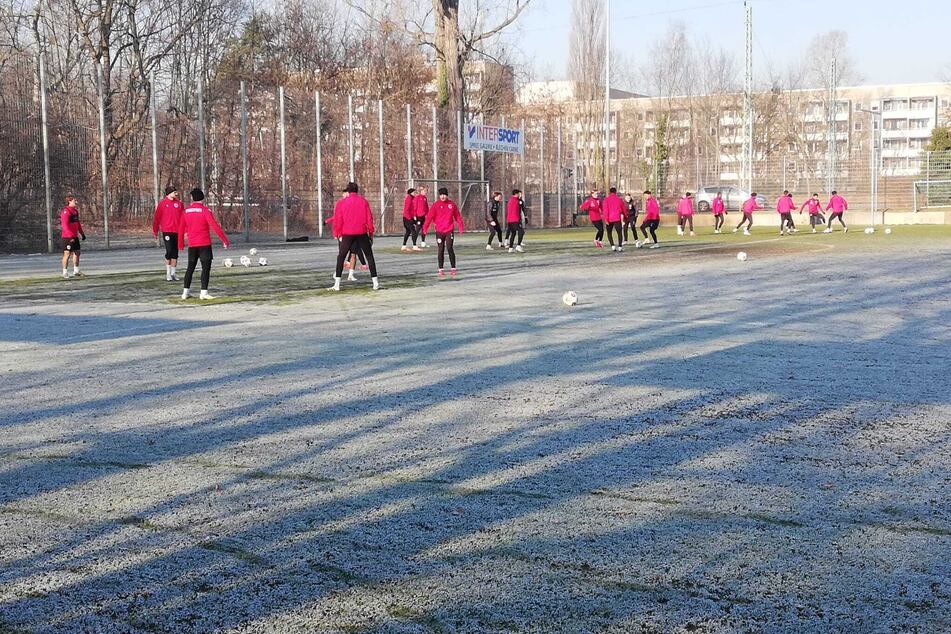 Selbst um 11.30 Uhr am Donnerstag war der Platz trotz Rasenheizung noch oberflächlich vereist.