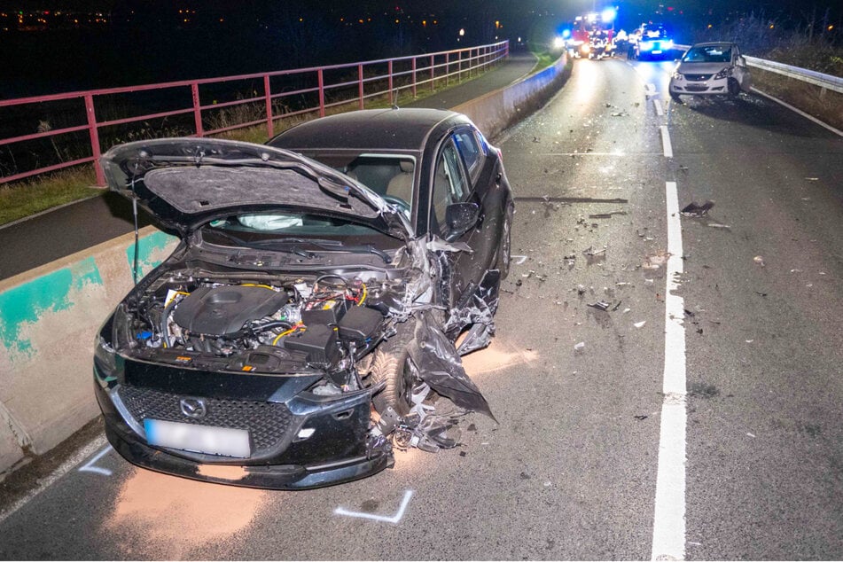 Eine 66-jährige Mitfahrerin des Mazda musste stationär im Krankenhaus behandelt werden.