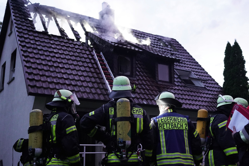Das Dach eines Wohnhauses in Zellingen wurde durch die Flammen schwer beschädigt.