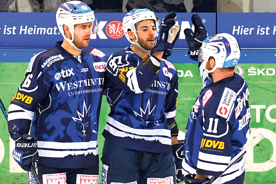 Dennis Swinnen (M.) klatschte sich nach dem 3:1 mit Thomas Supis (l.) und Steven Rupprich ab.