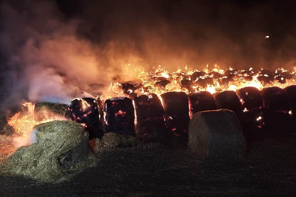 Im Landkreis Harz brannten in der Nacht 250 Strohballen.