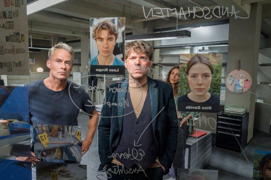 Unwissend über dessen Beteiligung gibt Jan Maybach (Marco Girnth, 55, l.) Tom Kowalski Einblick in den Ermittlungsstand des Falls.