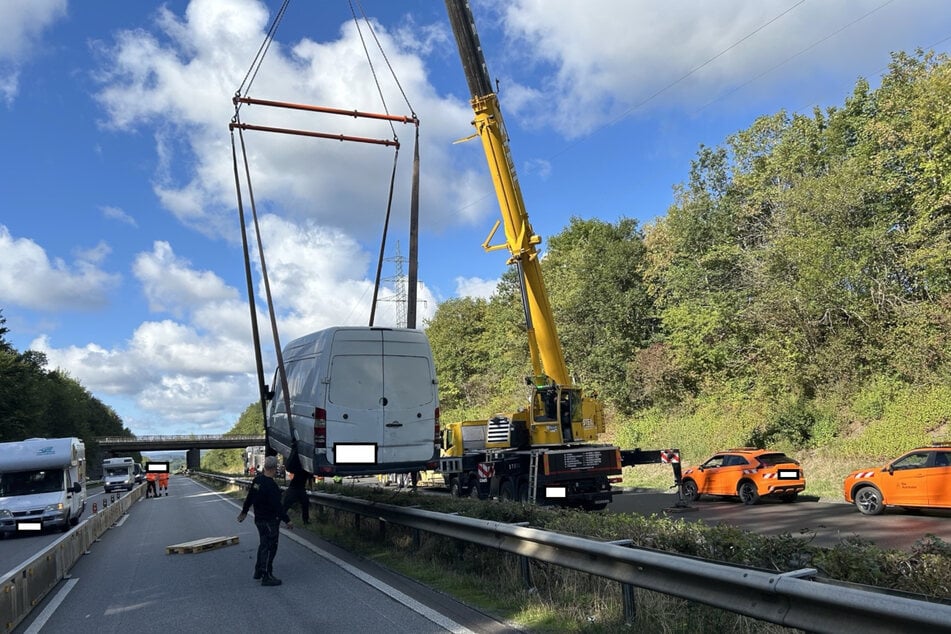Nur mit einem Spezialkran konnte der Transporter aus dem Autobahn-Abschnitt geborgen werden.