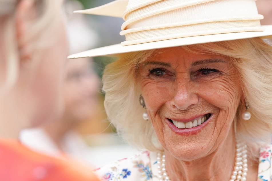 "Le dio un golpe con el tacón en los testículos": la Reina Camilla habla sobre agresión sexual