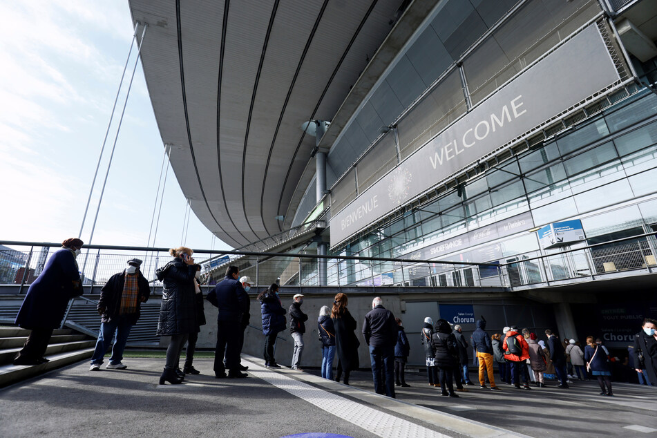 Warteschlange vor dem Stade de France in Saint-Denis: Seit April können sich die Menschen im größten Fußballstadion Frankreichs gegen Corona impfen lassen.