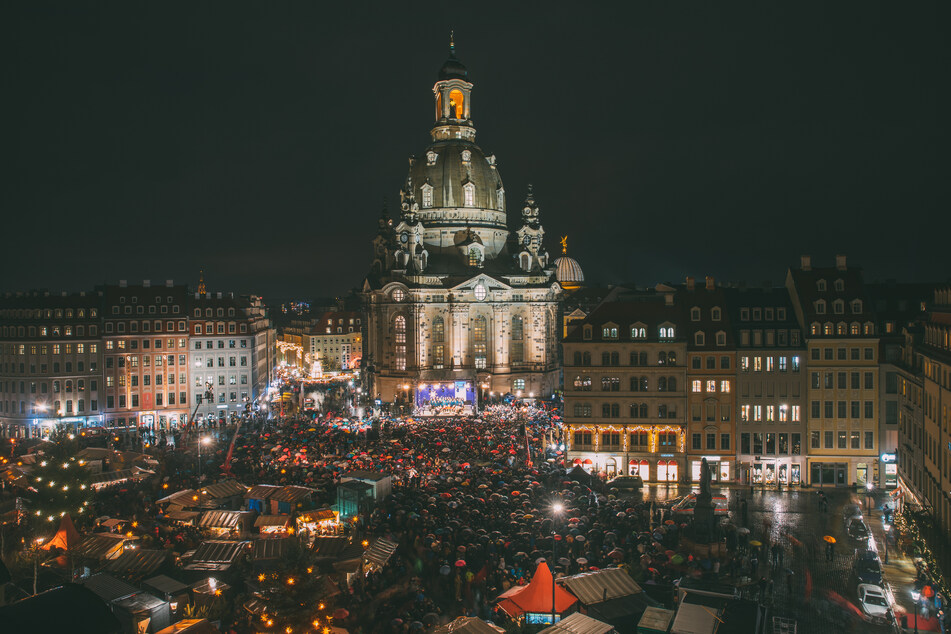 Die Weihnachtliche Vesper in Dresden wird eigentlich vor der Frauenkirche veranstaltet. Aufgrund der Corona-Pandemie soll sie in diesem Jahr nach drinnen verlegt werden und ohne Besucher stattfinden.