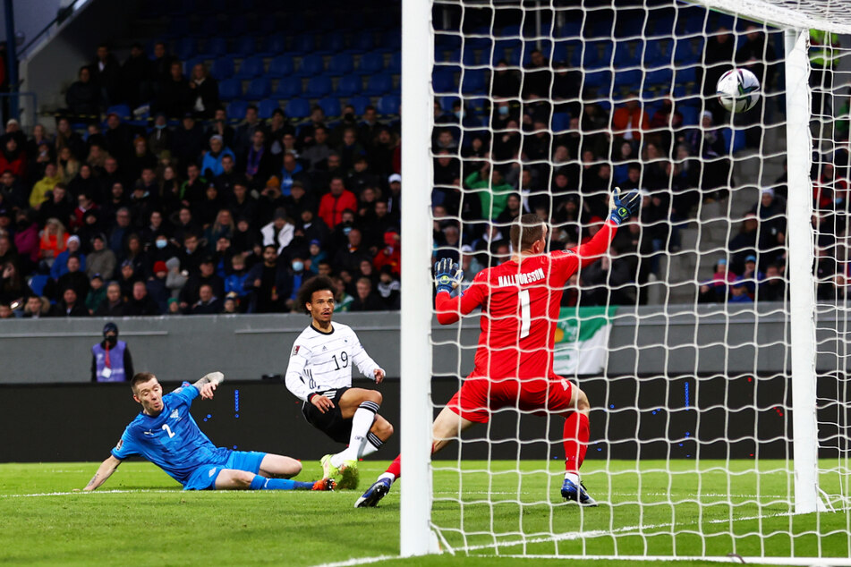 Knaller! Leroy Sane (M.) jagt den Ball aus wenigen Metern zum 3:0 für Deutschland unter die Latte.