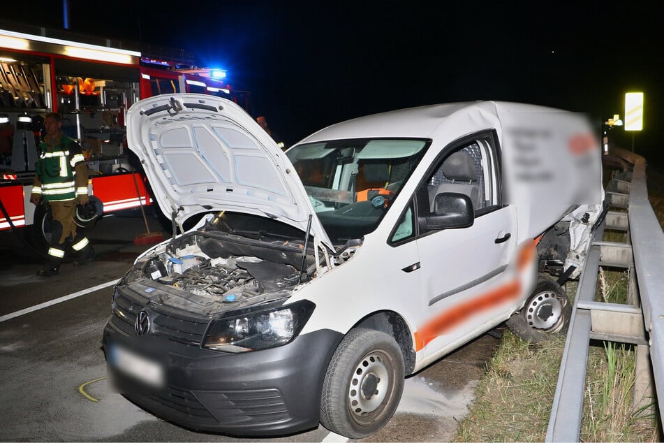 Der VW Caddy stieß in Folge des Unfalls auf den Ford Fiesta.