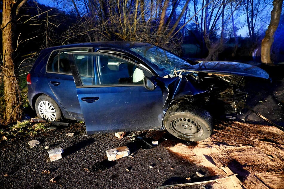 Das Auto wurde bei dem Unfall stark beschädigt.