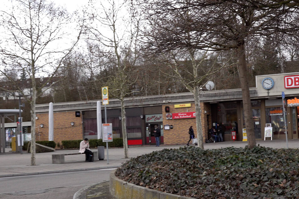 Junge Männer zwingen 13-Jährige, aus Bahn auszusteigen und vergewaltigen sie offenbar