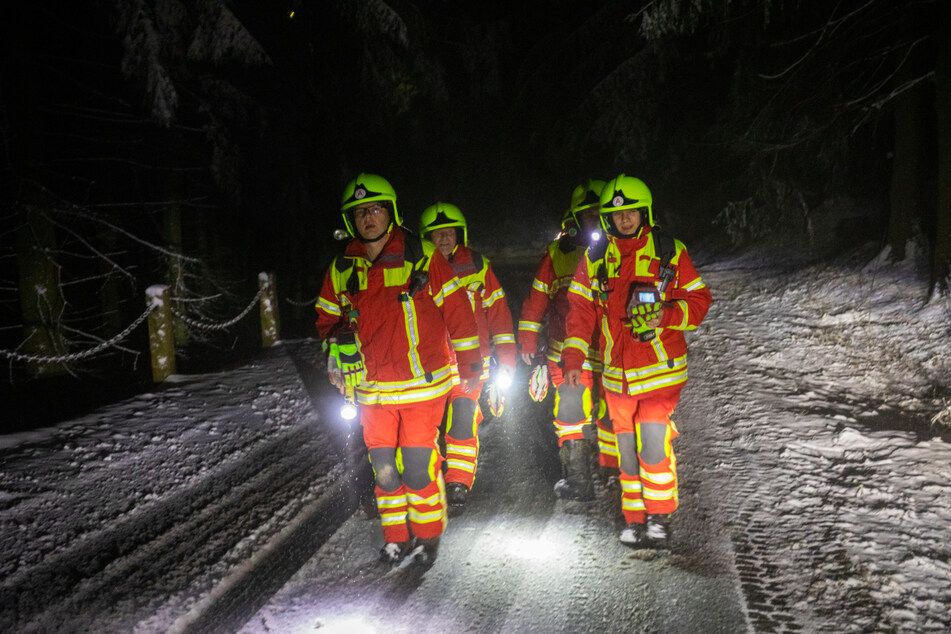 Nur mit Taschenlampen bewaffnet bahnte die Bärensteiner Feuerwehr sich den Weg durch den dunklen, kalten Wald auf der Suche nach einem Vergewaltigungsopfer.
