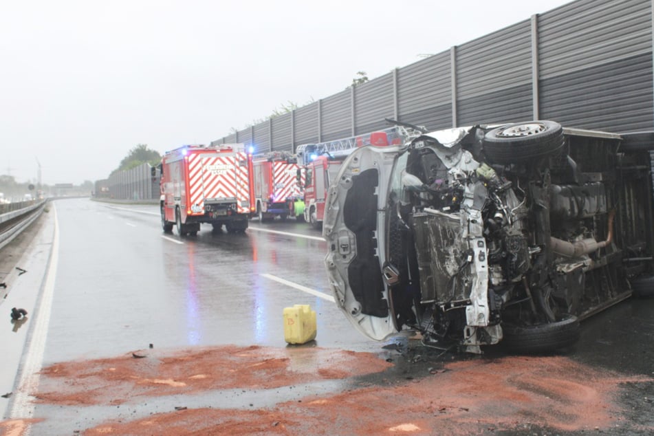 Mitten auf der Autobahn: Fahrer überschlägt sich mit Transporter und verletzt sich schwer