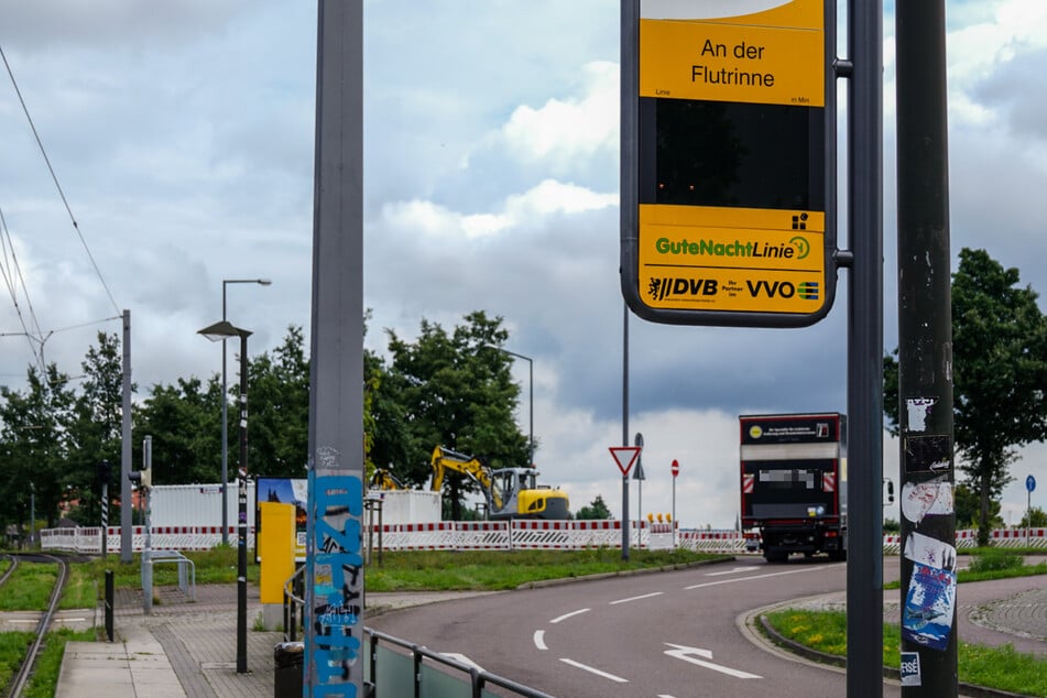 Der DVB-Fahrkartenautomat der Haltestelle "An der Flutrinne" ist nach einer mutwilligen Zerstörung unbenutzbar. (Archivbild)