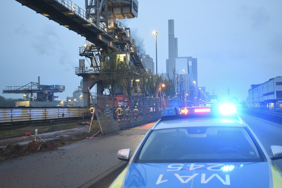 Polizei und Rettungskräfte an der Unfallstelle. Der Lkw fuhr durch den Zaun des Großkraftwerkes.