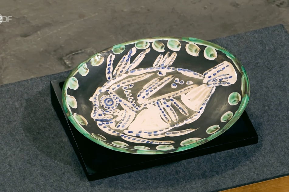 Die Fischplatte ist lediglich vom bekannten Künstler entworfen und nicht angefertigt worden.